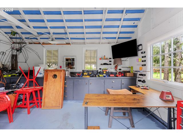 1250 Sw ENGLEWOOD Dr, Lake Oswego, OR 97034