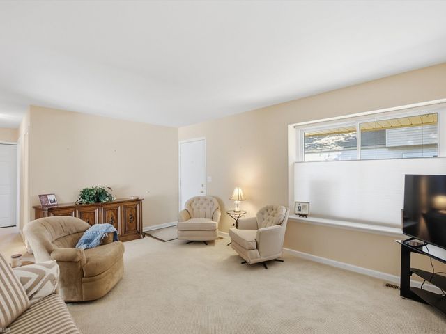 2982 Roundtree Drive, Troy, MI 48083