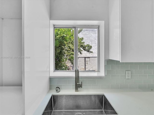 11900 N Bayshore Dr 206, North Miami, FL 33181