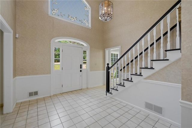 2562 River Knoll Drive SW, Lilburn, GA 30047