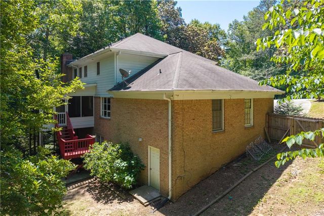 2562 River Knoll Drive SW, Lilburn, GA 30047