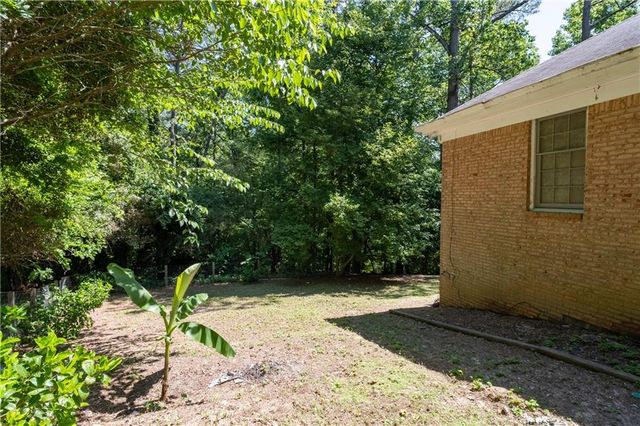 2562 River Knoll Drive SW, Lilburn, GA 30047