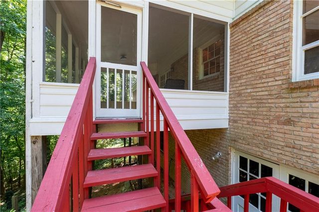 2562 River Knoll Drive SW, Lilburn, GA 30047