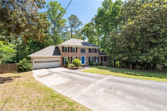 2562 River Knoll Drive SW, Lilburn, GA 30047