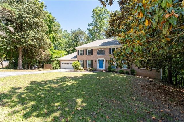 2562 River Knoll Drive SW, Lilburn, GA 30047
