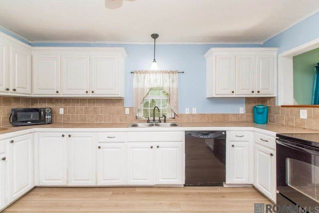 26611 Deer Ln, Holden, LA 70744