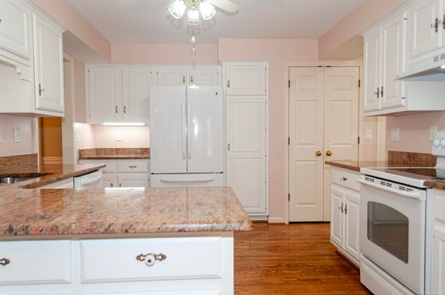 174 Windwood Pointe Street, St Clair Shores, MI 48080
