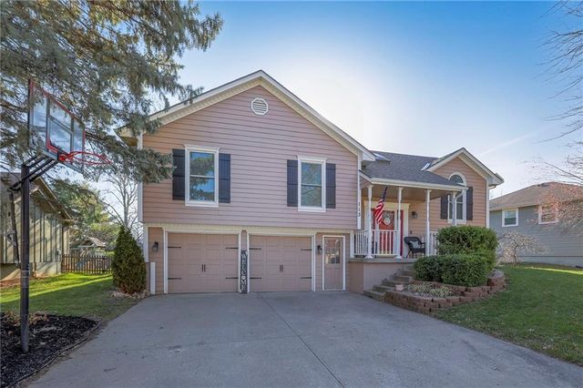 113 SE Bristol Drive, Lee's Summit, MO 64063