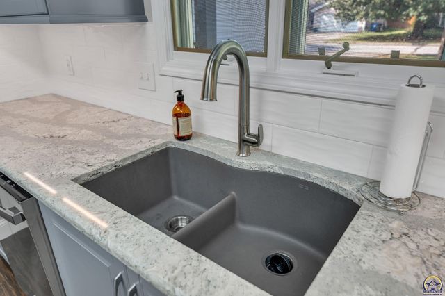 206 Tumbleweed Dr, Lawrence, KS 66049