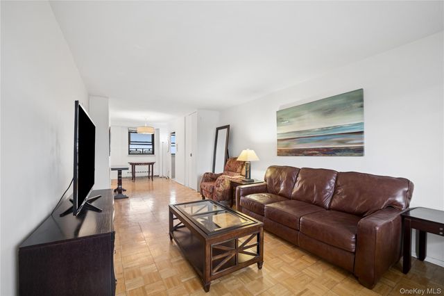 61-35 98TH Street 12M, Rego Park, NY 11374