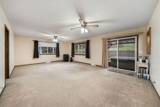 22742 LINDEN Road, Crescent, IA 51526