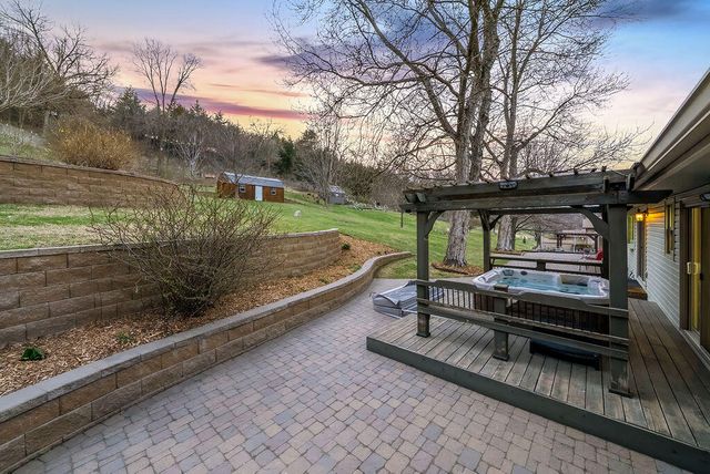 22742 LINDEN Road, Crescent, IA 51526