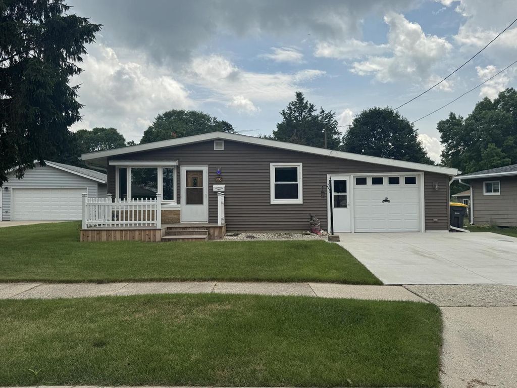703 Luke AVENUE, Waukesha, WI 53186