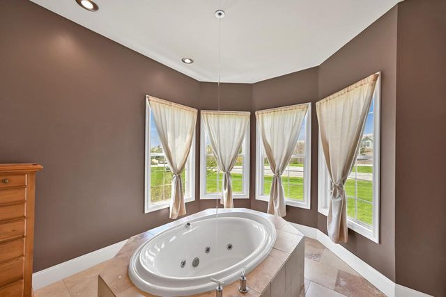 3268 Bay Hill ROAD, Port Washington, WI 53074