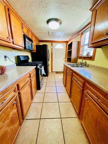 1205 Nadine St, Houston, TX 77009