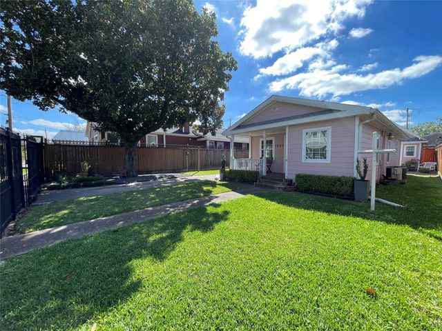 1205 Nadine St, Houston, TX 77009