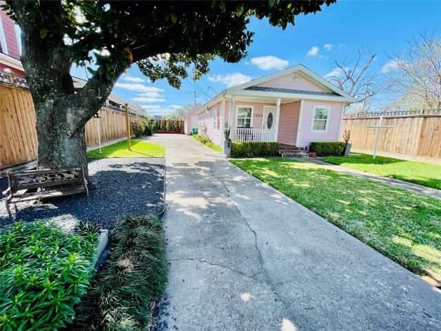 1205 Nadine St, Houston, TX 77009