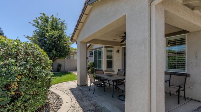 2362 Shadow Berry Dr, Manteca, CA 95336