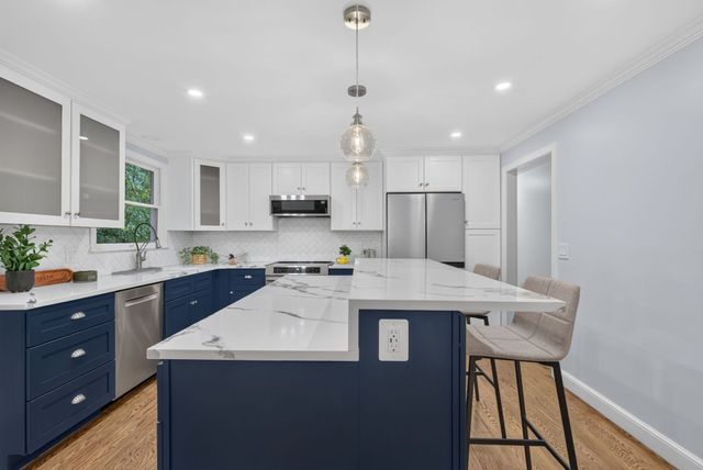 523 Greendale Ave, Needham, MA 02492