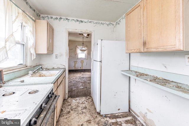 25 ADAMS AVE, Bellmawr, NJ 08031