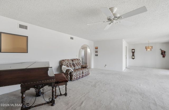 615 W Continental Road, Green Valley, AZ 85622