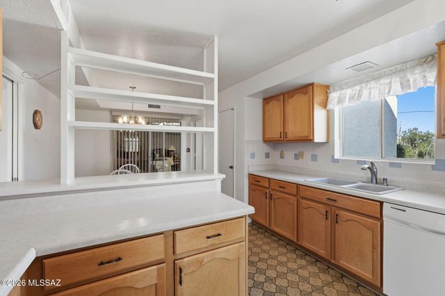 615 W Continental Road, Green Valley, AZ 85622