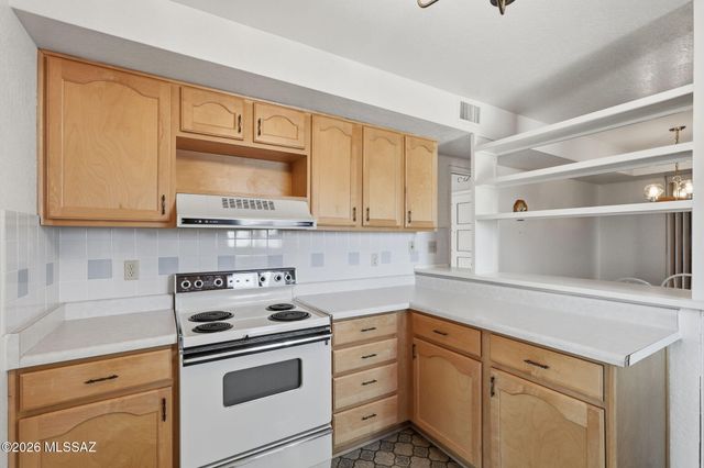 615 W Continental Road, Green Valley, AZ 85622