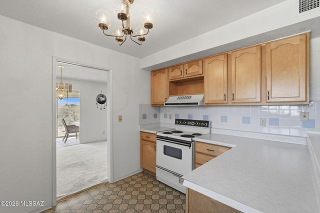 615 W Continental Road, Green Valley, AZ 85622