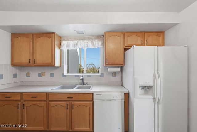 615 W Continental Road, Green Valley, AZ 85622