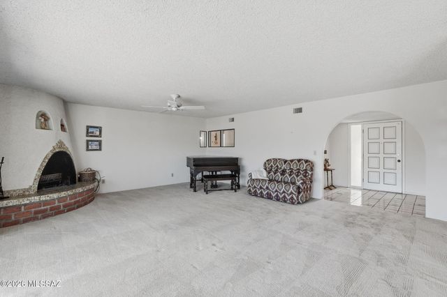 615 W Continental Road, Green Valley, AZ 85622