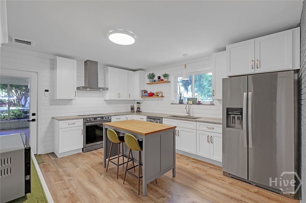 Image 5 of property listing at 1521 Forsyth Road, Savannah, GA 31406