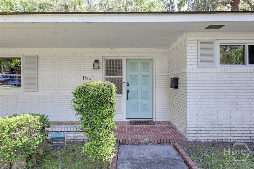 Image 6 of property listing at 1521 Forsyth Road, Savannah, GA 31406