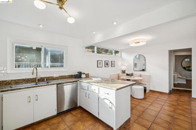 1925 1925 Manzanita Dr, Oakland, CA 94611