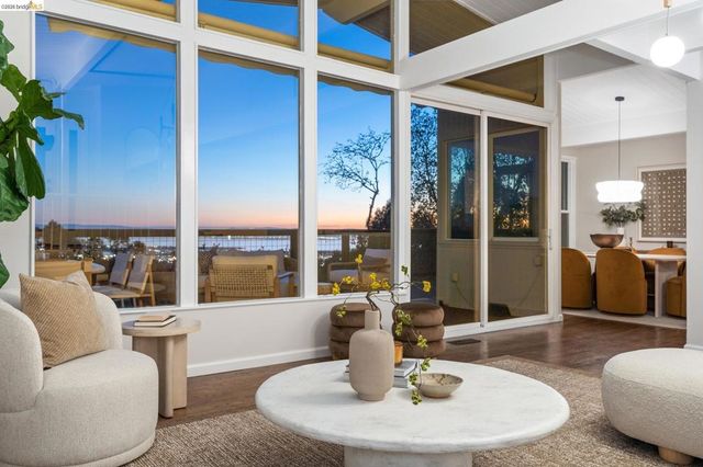 1925 1925 Manzanita Dr, Oakland, CA 94611