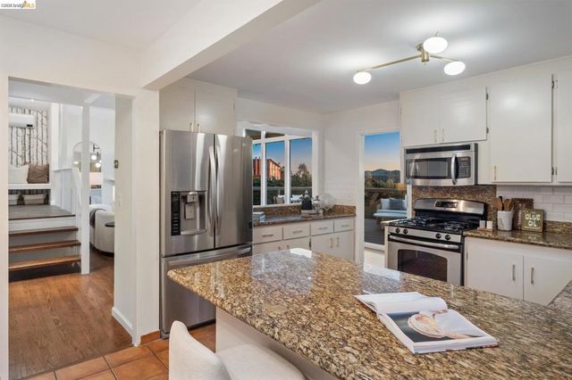 1925 1925 Manzanita Dr, Oakland, CA 94611