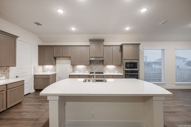 116 Highland Park, Castroville, TX 78009