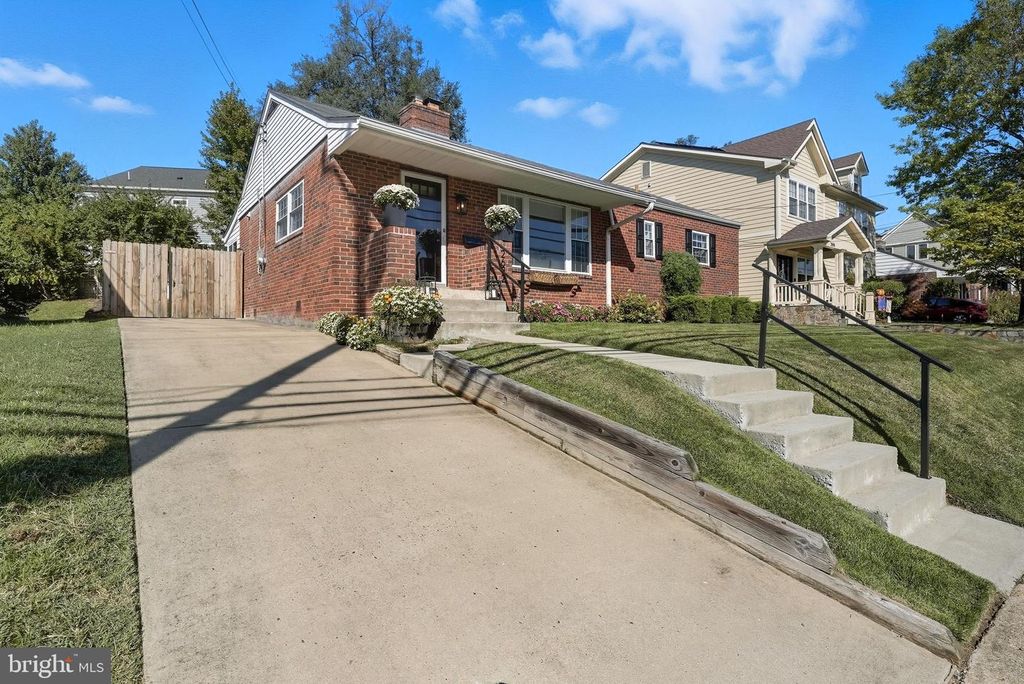 2632 N SYCAMORE ST, Arlington, VA 22207