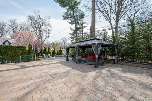 1 Somerset Drive N, Great Neck, NY 11020
