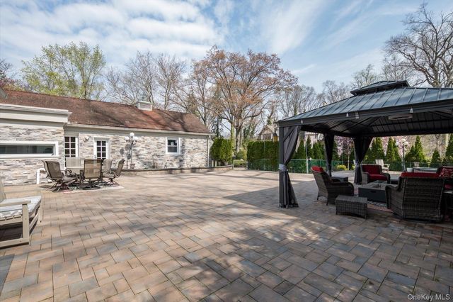 1 Somerset Drive N, Great Neck, NY 11020