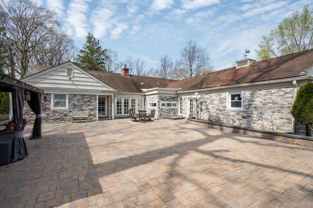1 Somerset Drive N, Great Neck, NY 11020