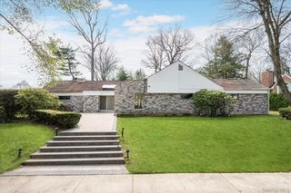 1 Somerset Drive N, Great Neck, NY 11020
