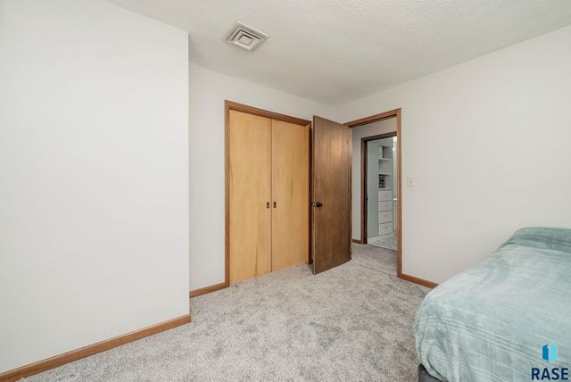 825 S Willow Ave Avenue, Sioux Falls, SD 57104