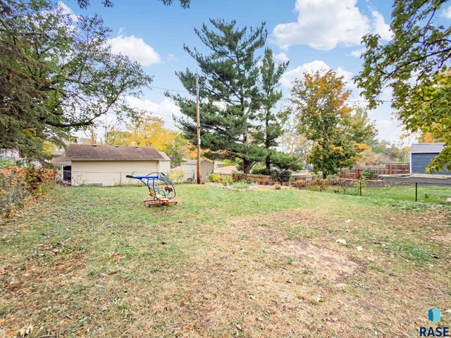 825 S Willow Ave Avenue, Sioux Falls, SD 57104