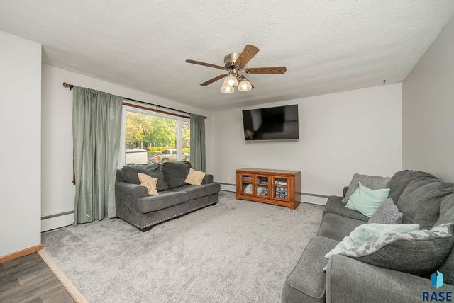 825 S Willow Ave Avenue, Sioux Falls, SD 57104