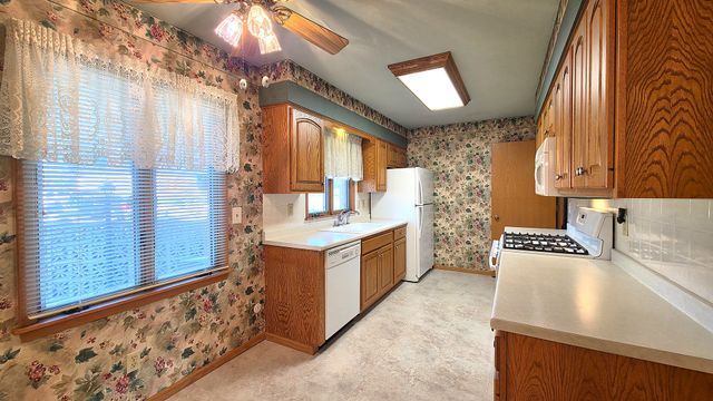 2214 W Hayes Street, Davenport, IA 52804