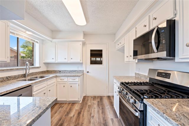 2906 Heatherwood Drive, Baytown, TX 77521