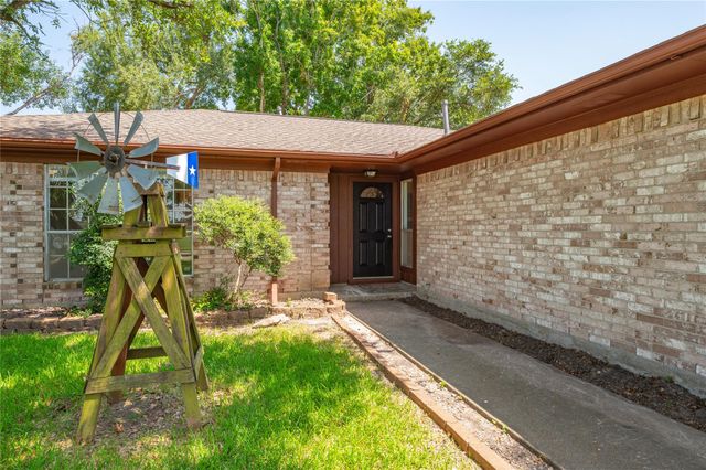 2906 Heatherwood Drive, Baytown, TX 77521