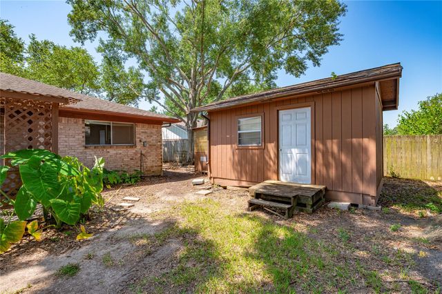 2906 Heatherwood Drive, Baytown, TX 77521