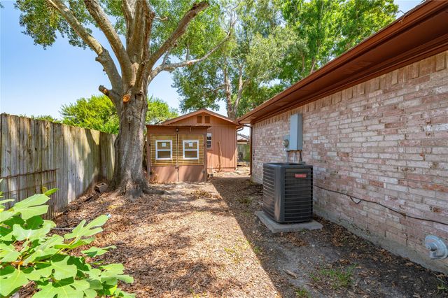 2906 Heatherwood Drive, Baytown, TX 77521