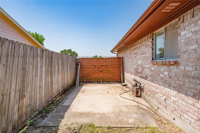 2906 Heatherwood Drive, Baytown, TX 77521